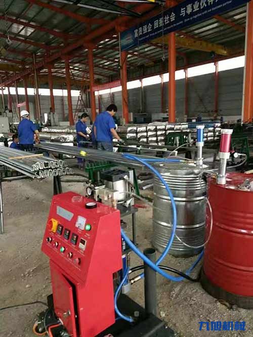 聚氨酯噴涂機(jī)處理保溫使用的原料是聚氨酯(圖2) JNJX-III(E)型噴涂機(jī)車間施工