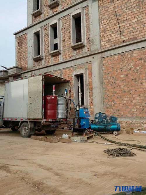 聚氨酯噴涂機(jī)對新建筑屋頂保溫施工