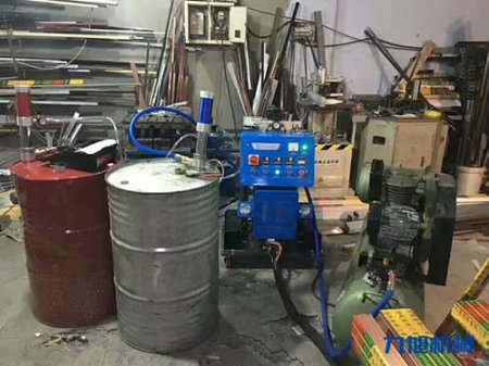 建筑物屋頂聚氨酯保溫節能噴涂機施工