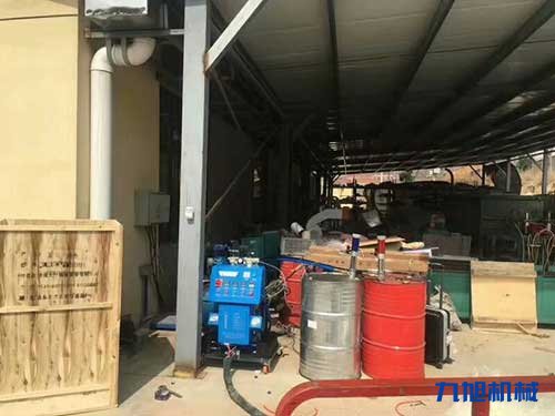 建筑物屋頂聚氨酯保溫節能噴涂機施工(圖2) 江蘇省聚氨酯發泡機隔熱填充