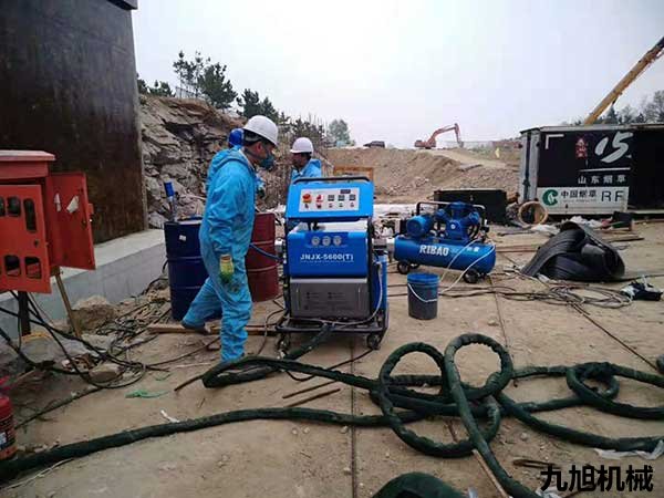 聚脲噴涂機(jī)JNJX-H5600（T）安裝培訓(xùn)照片